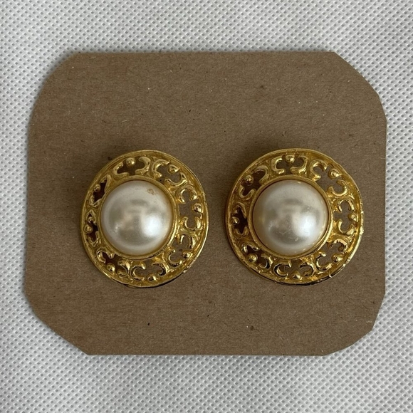 Vintage Ornate Gold-Tone and White Faux Pearl Statement Clip-On Earrings NWOT - Picture 2 of 3